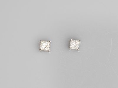 une paire de boucles d'oreilles à clous en diamant taille princesse