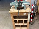 une machine posée sur une table en bois
