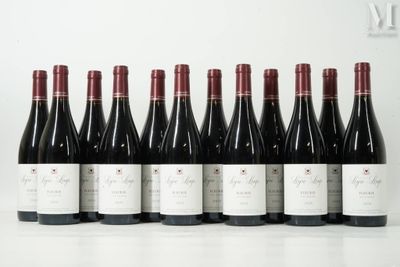 six bouteilles de vin sont alignées sur une table