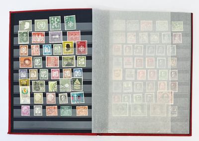 un livre dont les pages sont ornées de timbres et dont la couverture est rouge