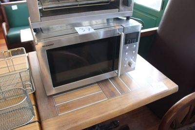 un micro-ondes posé sur une table dans une cuisine