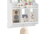 une étagère blanche sur laquelle sont posés des livres et des jouets