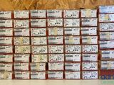 une grosse pile de billets posée sur une table