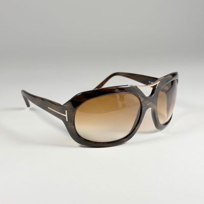 Ces lunettes de soleil sont en plastique et ont des verres marron.