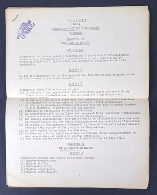 un vieux document portant un cachet bleu, posé sur une table