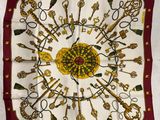 un gros plan sur un foulard carré orné d'un trousseau de clés