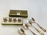 quatre cuillères en argent et un coffret contenant une salière et un poivrier