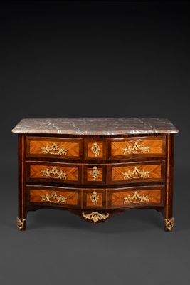 Commode en bois de placage marqueté en feuilles dans des enc…