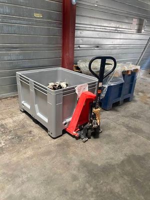 un bac et une fourchette dans un garage
