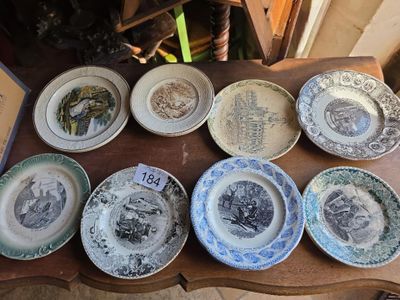 un grand nombre d'assiettes posées sur une table
