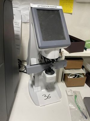 un microscope posé sur une table
