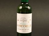 une bouteille de vin posée sur une table