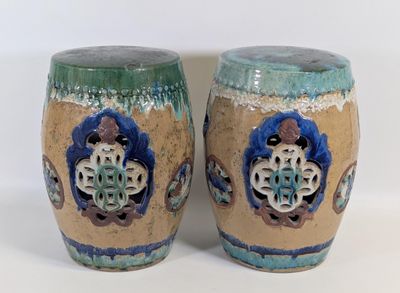 paire de vases en céramique ornés de motifs bleus et verts