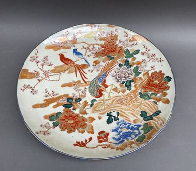 l'image d'une assiette décorative ornée d'oiseaux et de fleurs