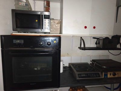 une image d'une cuisine avec un four à micro-ondes et une cuisinière