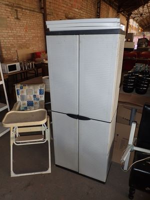 un réfrigérateur blanc et une chaise dans une pièce