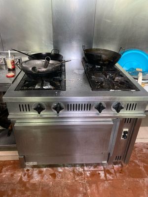 Piano professionnel à 4 feux en inox VENDU SUR DESIGNATION