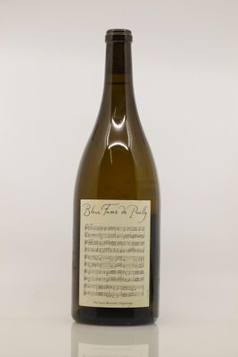 une bouteille de vin posée sur une table