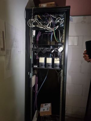 une photo d'une armoire de serveurs remplie de câbles