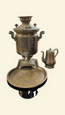 Grand samovar russe en laiton orné d'une frise de perles, le…