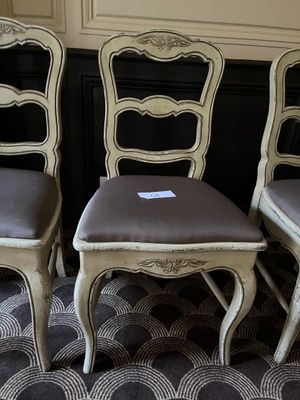 - Trois chaises en hêtre style Louis XV, assise grise, le to…