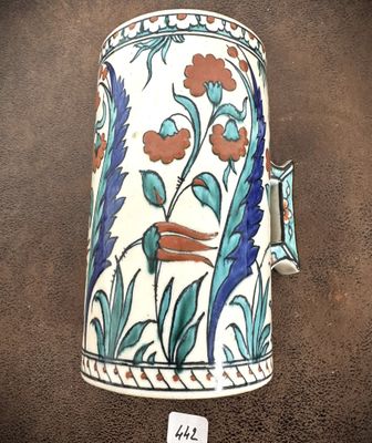 un vase posé sur une table, avec une étiquette