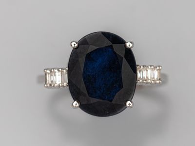 Bague en or gris 750°/°° (18K), sertie d'un saphir sombre ta… - Photo 1