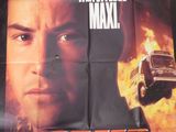 affiche de film représentant un homme qui regarde fixement la caméra, avec une voiture en arrière-plan