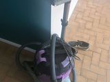 un aspirateur posé sur le sol à côté d'un mur