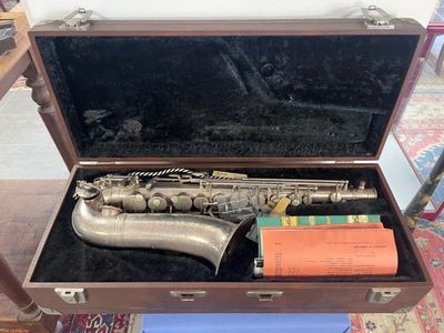 un saxophone dans son étui, posé sur une table
