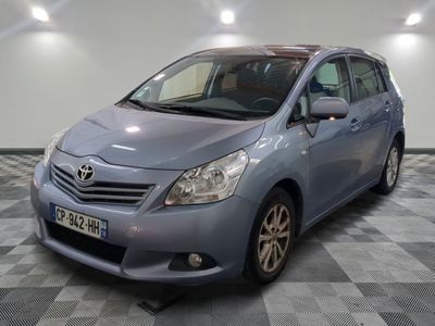 La Toyota Sienna est garée sur un sol à damier dans un garage