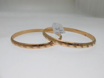 paire de bracelets de couleur or, avec des inscriptions gravées de chaque côté