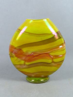 un vase en verre orné d'un motif jaune et rouge