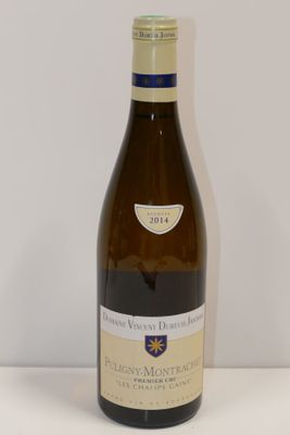 une bouteille de vin posée sur une table