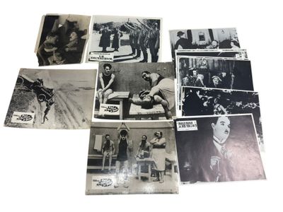 plusieurs vieilles photos en noir et blanc représentant des hommes et des femmes assis sur un banc