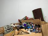 une boîte en carton remplie d'objets divers, posée sur un comptoir