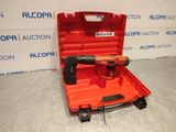 une boîte à outils rouge contenant un marteau et un outil