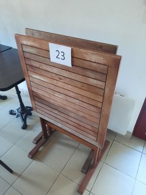5 tables carrées pliantes en bois naturel; dimensions 70 x 7…