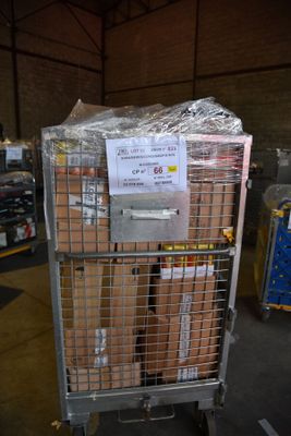 un chariot contenant des cartons d'œufs dans un entrepôt