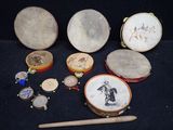 a lot of musical instruments that are on a table
