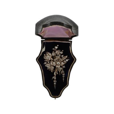une broche noire et dorée ornée de fleurs