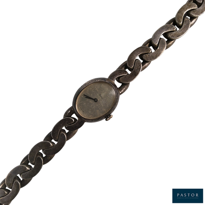 gros plan d'une montre-bracelet entourée d'une chaîne
