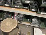 un grand nombre d'articles qui se trouvent sur les étagères du magasin