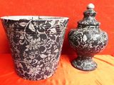 deux vases posés sur une surface rouge