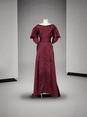 le dos d'une robe sur un mannequin mannequin mannequin mannequin mannequin mannequin mannequin mannequin mann