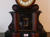 une horloge posée sur une table en marbre