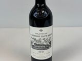 la bouteille de vin est posée sur la table, prête à être remplie
