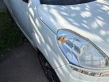 une petite voiture blanche garée sur le bord de la route
