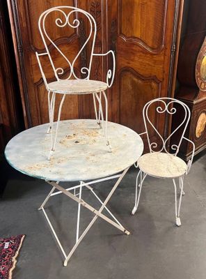 deux chaises et une table posées à même le sol