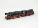 une locomotive noire et rouge sur un fond blanc